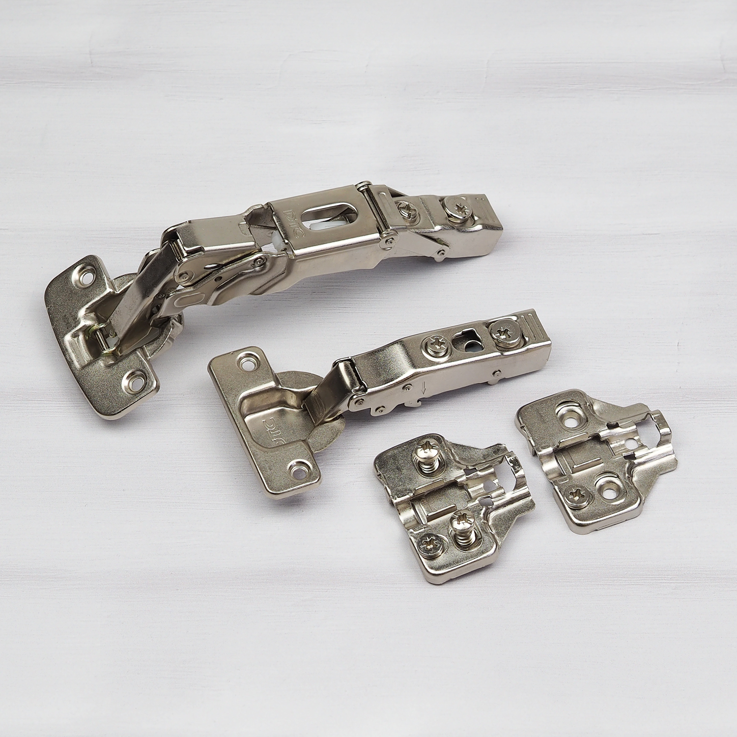 Soft-close hinges for cabinet doors